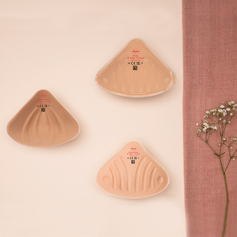 Forme textile moi și accesorii de lenjerie în nuanțe neutre, pe fundal roz pal