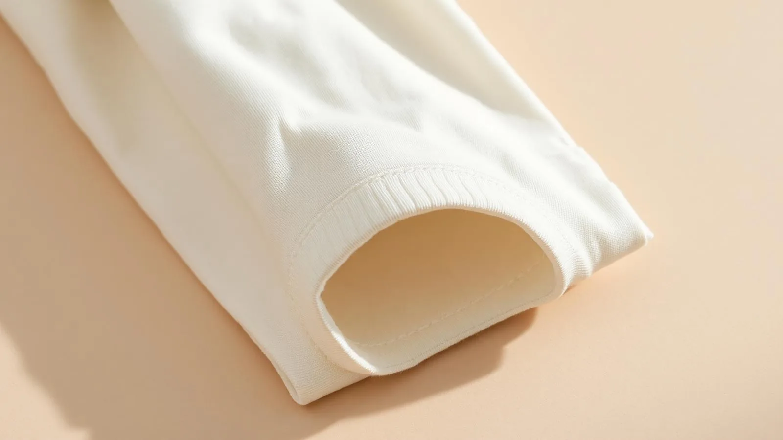 Detaliu de material crem cu deschidere cusută pentru buzunar interior